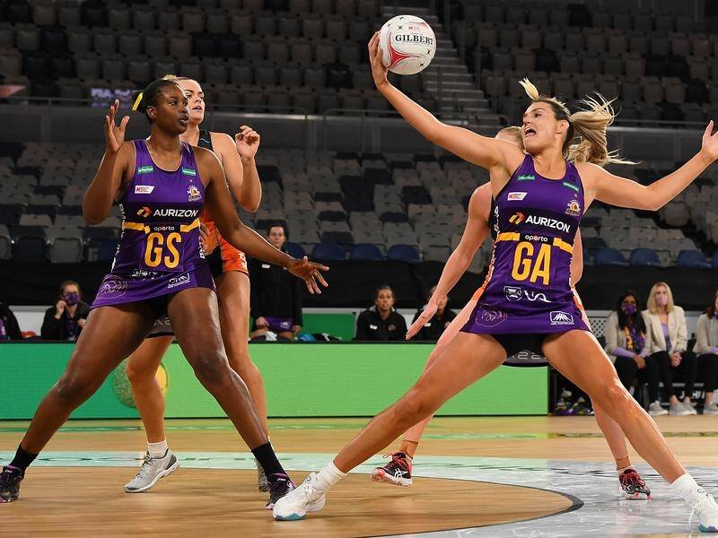 The Queensland Firebirds have upset the Giants in Super Netball to keep their finals hopes alive.
